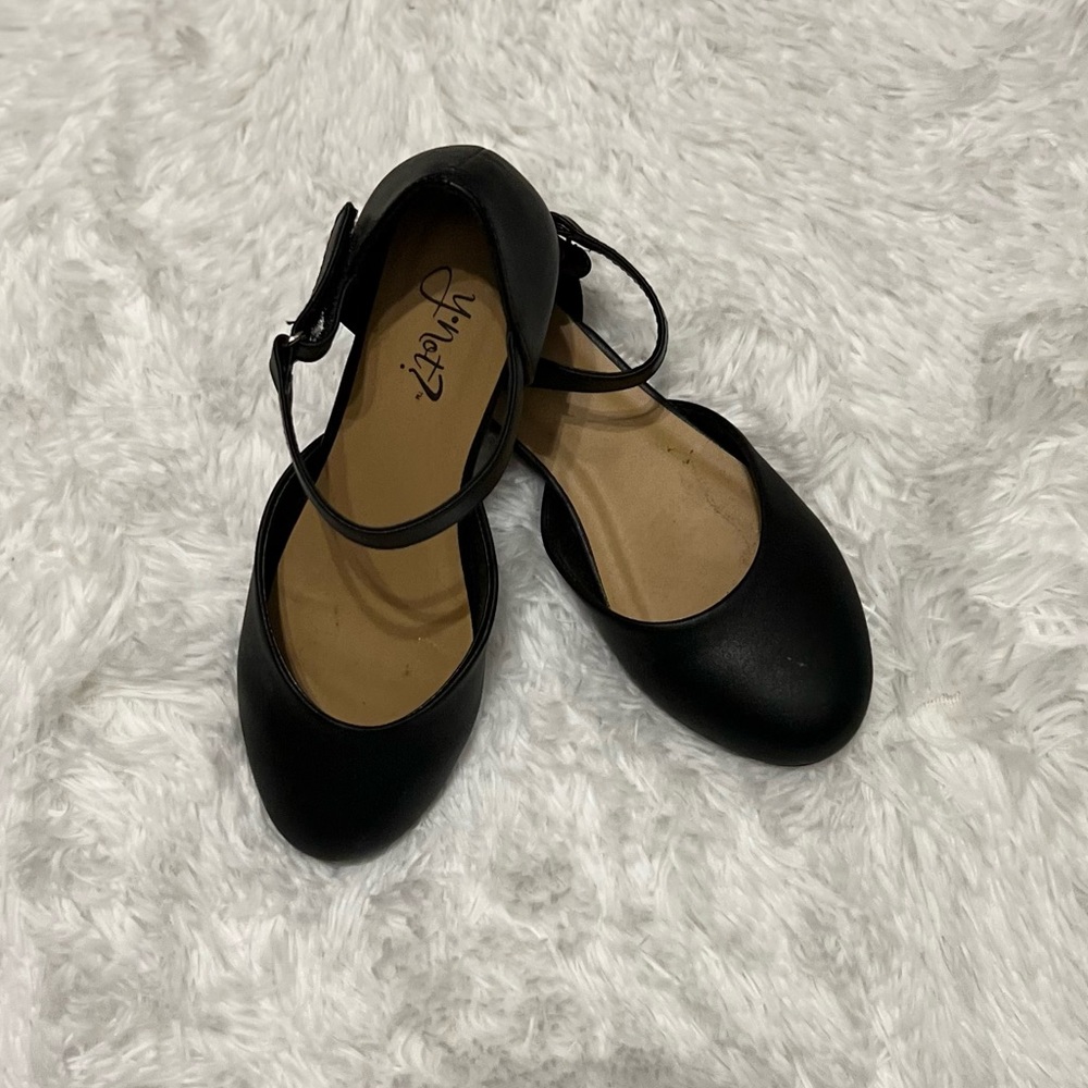 Girls 2.5 black ballet flats with strap